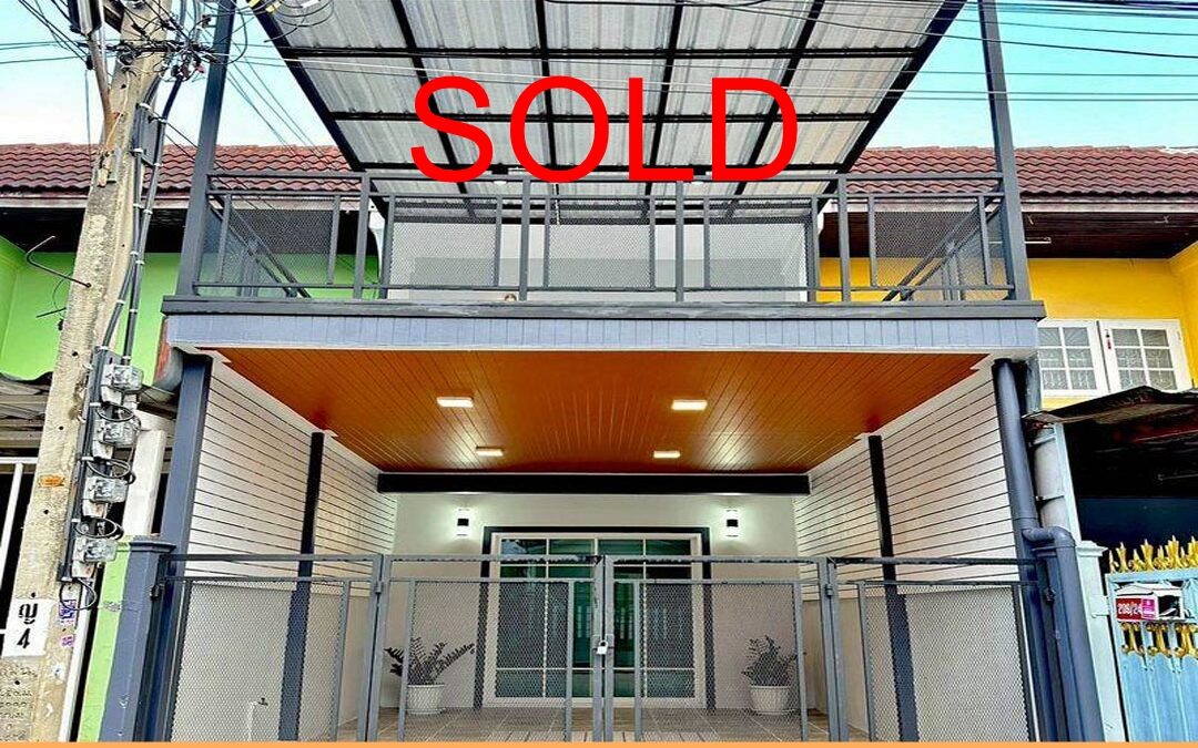 รีโนเวทใหม่ขายทาวน์เฮ้าส์ 17 ตร.ว หมู่บ้านหงส์ประยูร ถ.บางกรวย-ไทรน้อย  พร้อมอยู่ ใกล้สถานีรถไฟฟ้า